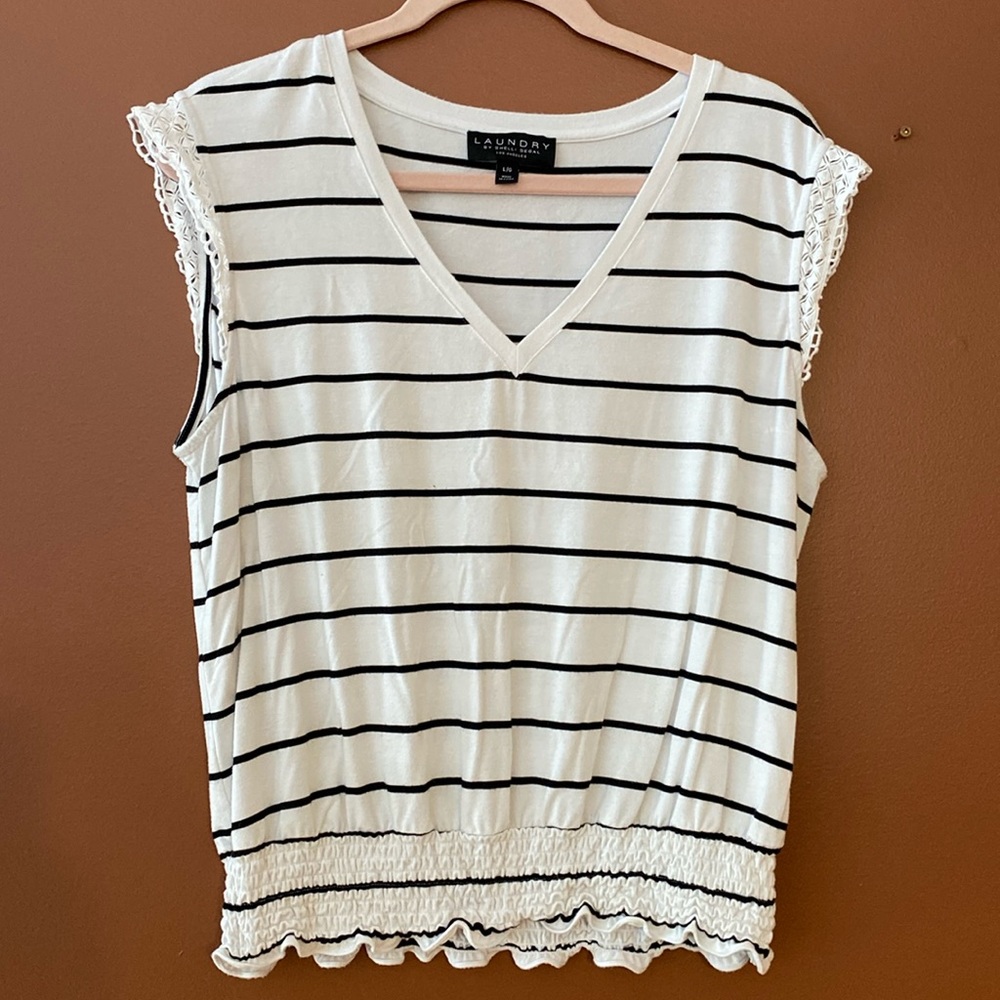 Laundry by Shelli Segall ladies T-shirt in black and white stripes size large.